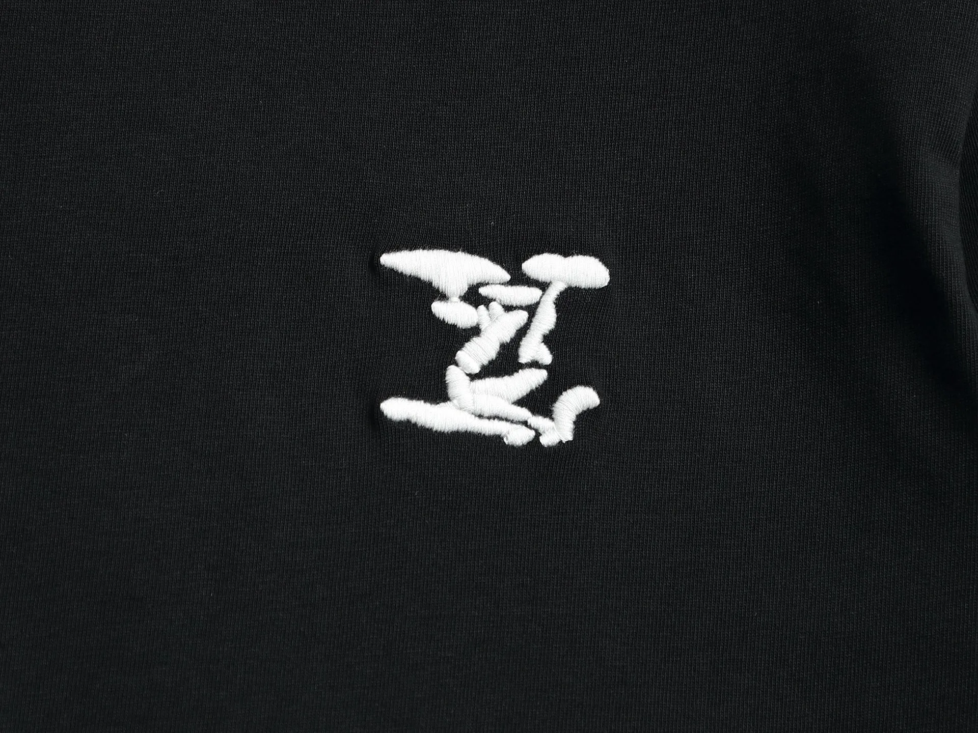 🅿️170 High-quality Louis LV. The small logo on it is full of high-end. Embroidered pattern T-shirt short-sleeved ZP feel. The embroidery is clear, full and delicate. Perfectly restored. Same style for men and women. Color: black. Size XS.S.M.L.